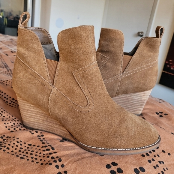 EUC Blondo Irving Waterproof Wedge Bootie Camel Tan Suede Size 8.5 - Picture 2 of 11